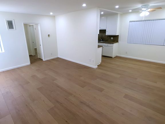4th image of 13807 Oxnard St #10