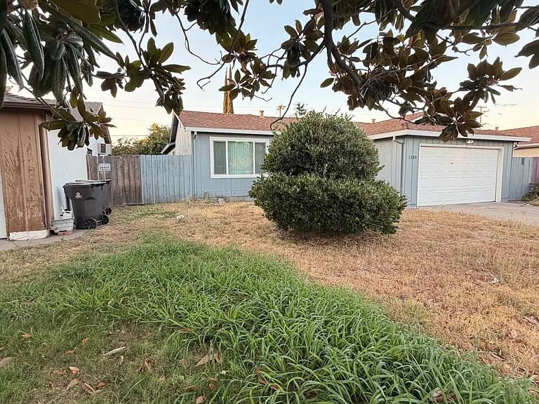 1309 Denver Ave — Photo 2