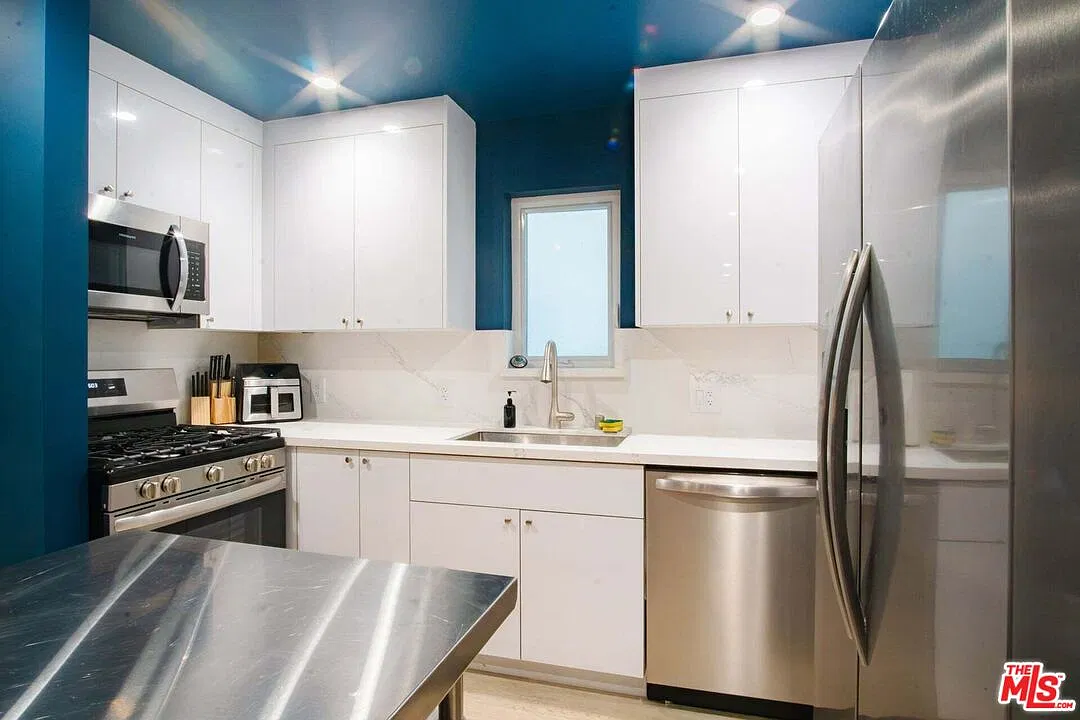 3 bed, 3.0 bath, 905 sqft, $3,295 — Photo 3