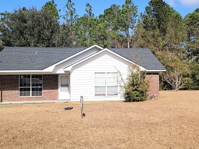 228 NE Jamey Ln — Photo 1
