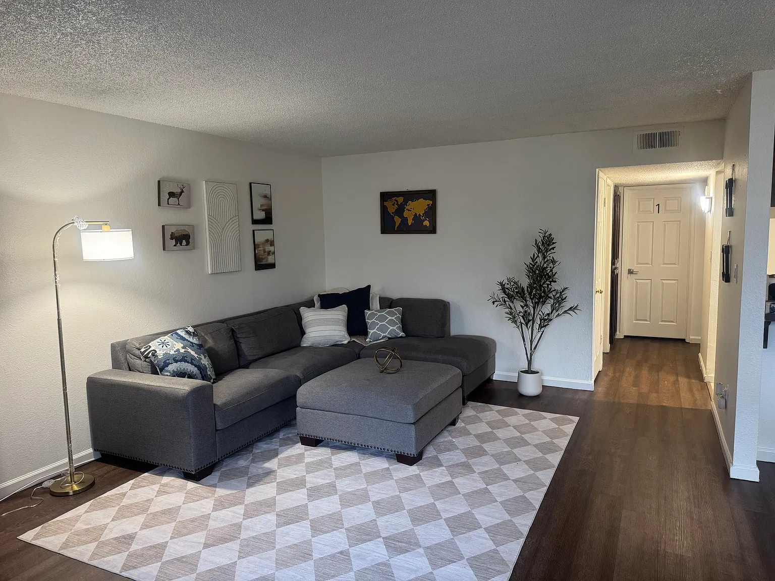 3 bed, 1264 sqft, $1,950 — Photo 1