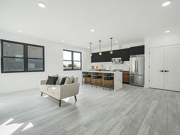 3rd image of 4614 Kennedy Blvd #403