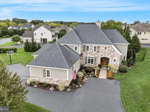 406 Lake Dr, Mechanicsburg, PA 17055