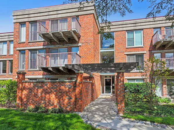 352 Kelburn Rd APT 222, Deerfield, IL 60015