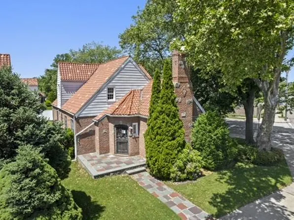 5002 195th St, Fresh Meadows, NY 11365
