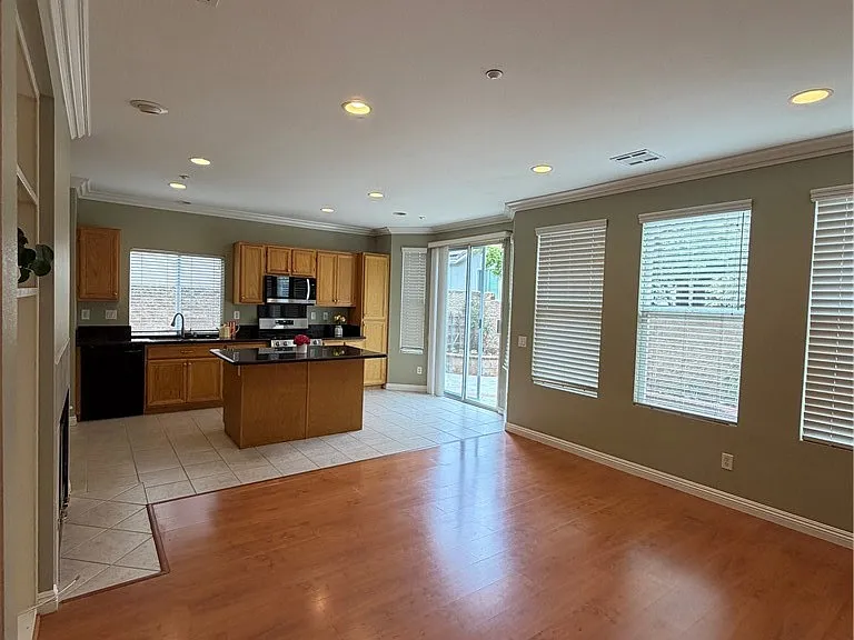 554 Robins Pl — Photo 10