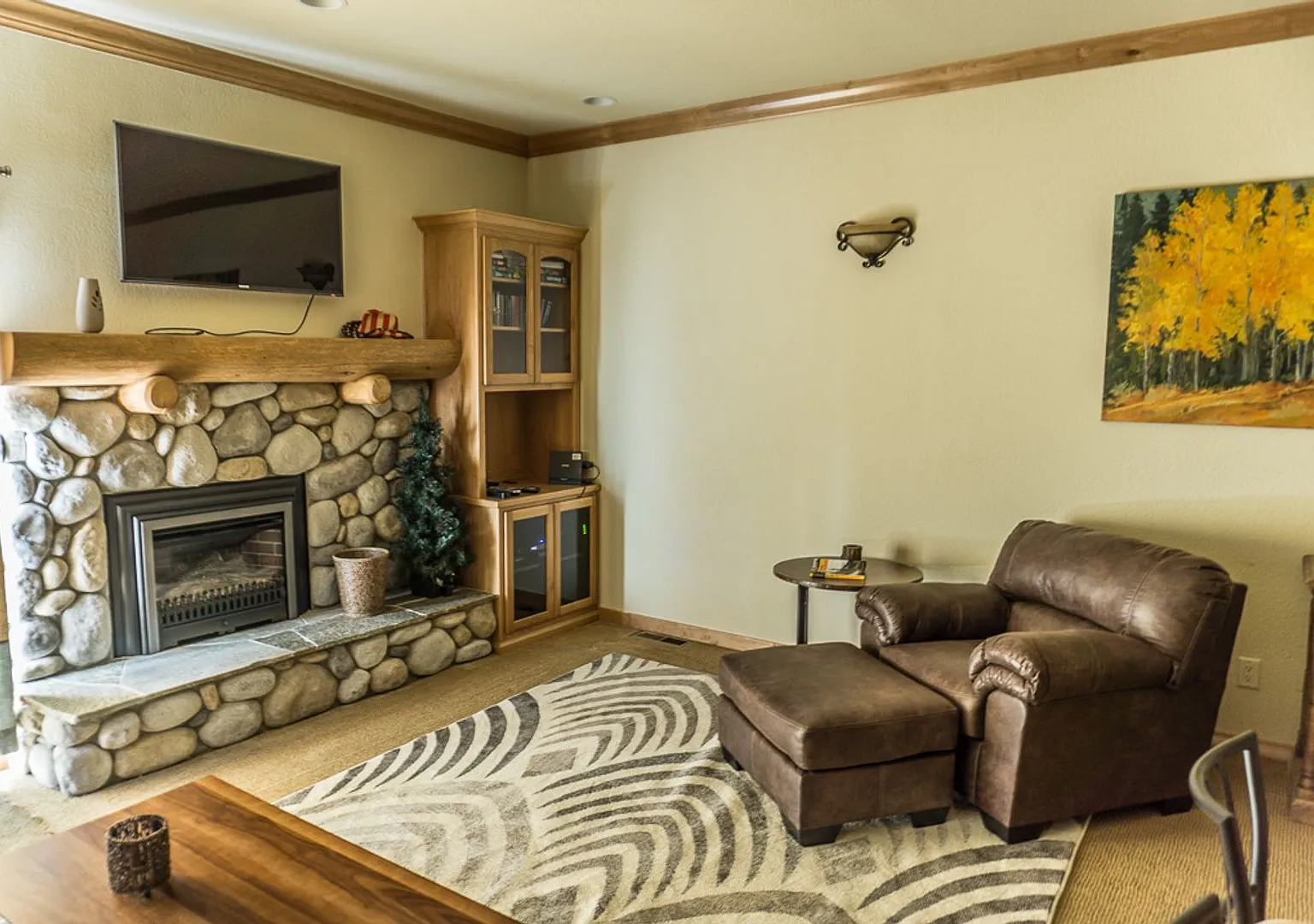 1 Bedroom Centrally Located Seasonal Rental — Photo 2