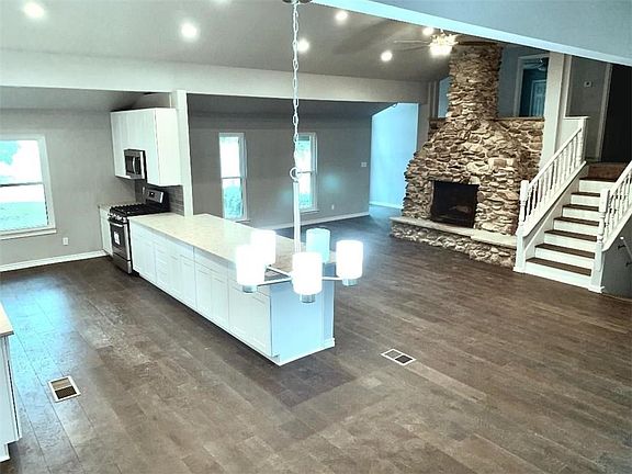4th image of 1003 Hopkins Dr