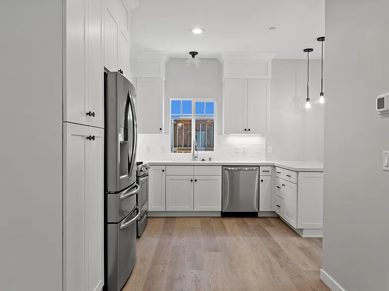 1345 Holly Ave — Photo 3
