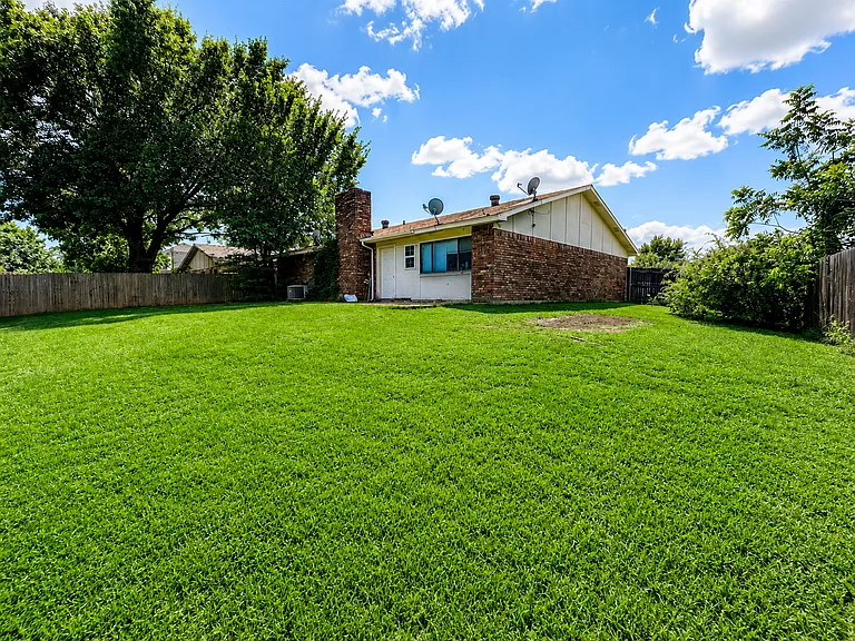 2304 Chinaberry Dr — Photo 8