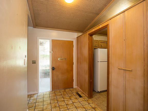 Tile flooring at entrance