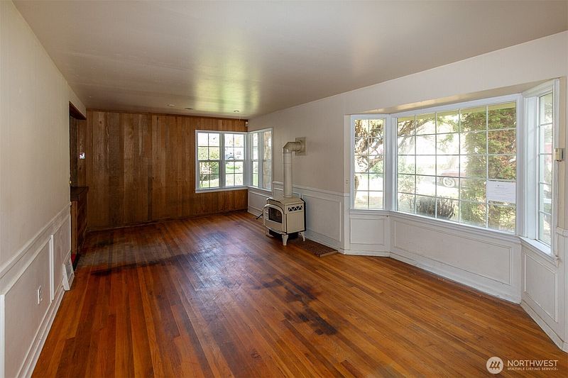5th image of 910 S 25th Avenue