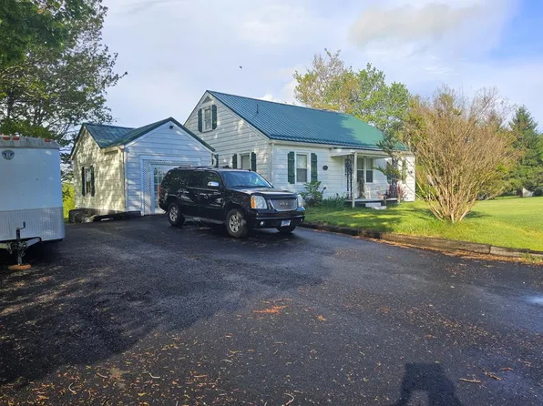 1561 Howlett St, Hillsville, VA 24343