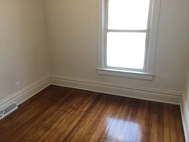 614 10th St NE — Photo 4