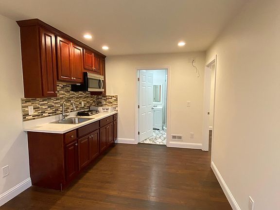 2nd image of 441 Lynbrook Dr