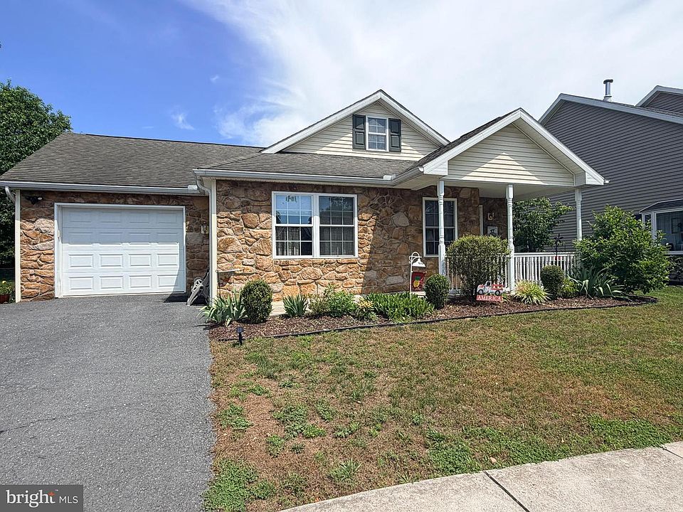 1st image of 220 Patio Ct