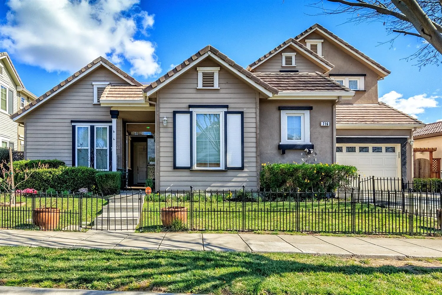716 Samantha St photo 1