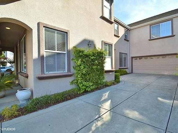 3rd image of 220 Abigail Cir