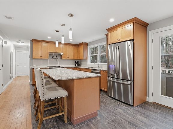 3rd image of 8 Stoneybrook Dr
