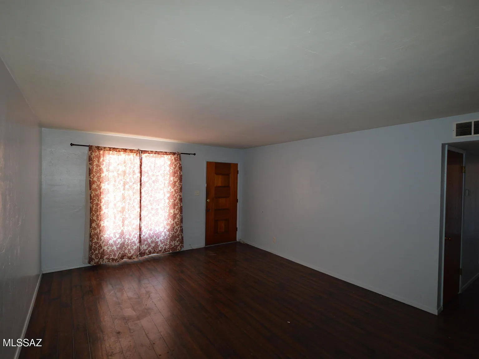 3 bed, 1.0 bath, 949 sqft, $1,350 — Photo 2