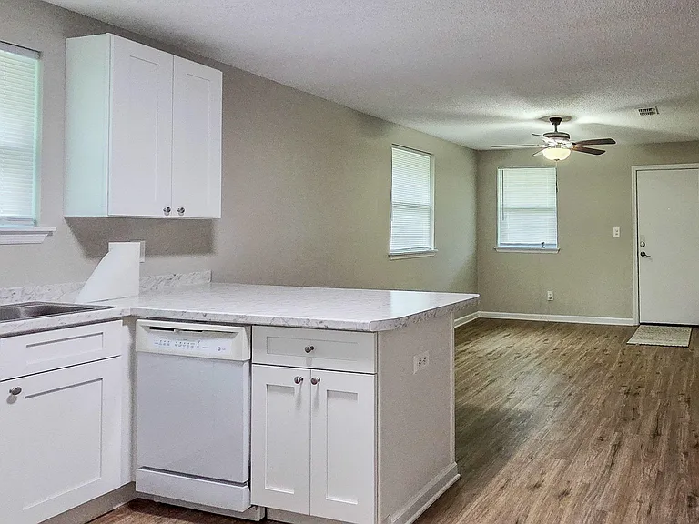 707 Dent St — Photo 5