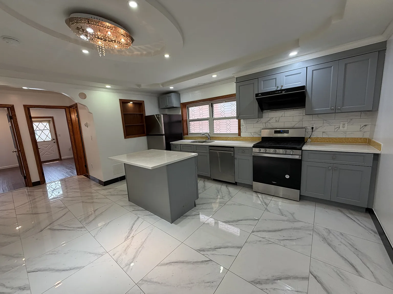 2 bed, 1100 sqft, $3,100 — Photo 2