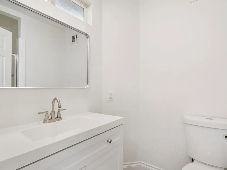 1121 W Holguin St — Photo 15