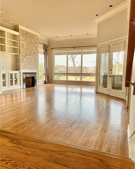 2nd image of 19 S Clubhouse Dr
