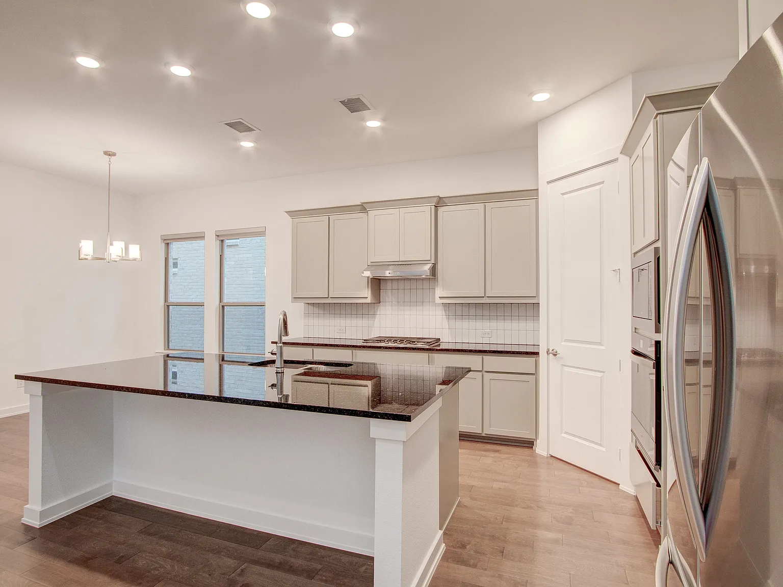3 bed, 2350 sqft, $2,800 — Photo 4