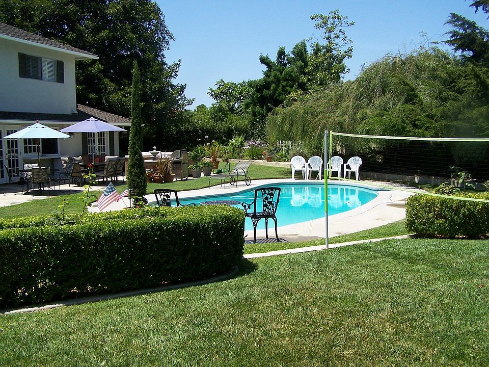 1/3 acre level lot w/pool