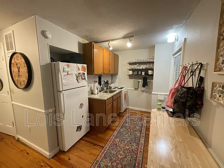 49 Charlotte St #B — Photo 6