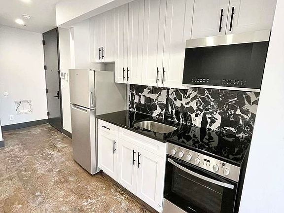 4th image of 2107 Regent Pl #7