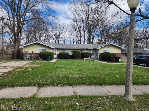 916/918 Pierce Rd, Lansing, MI 48910