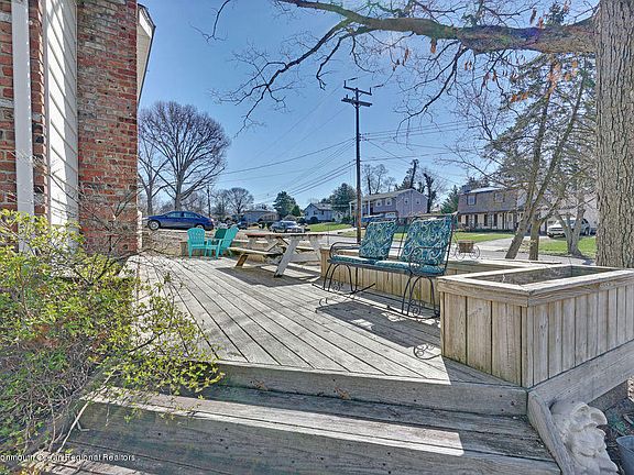 5th image of 563 Brookside Dr