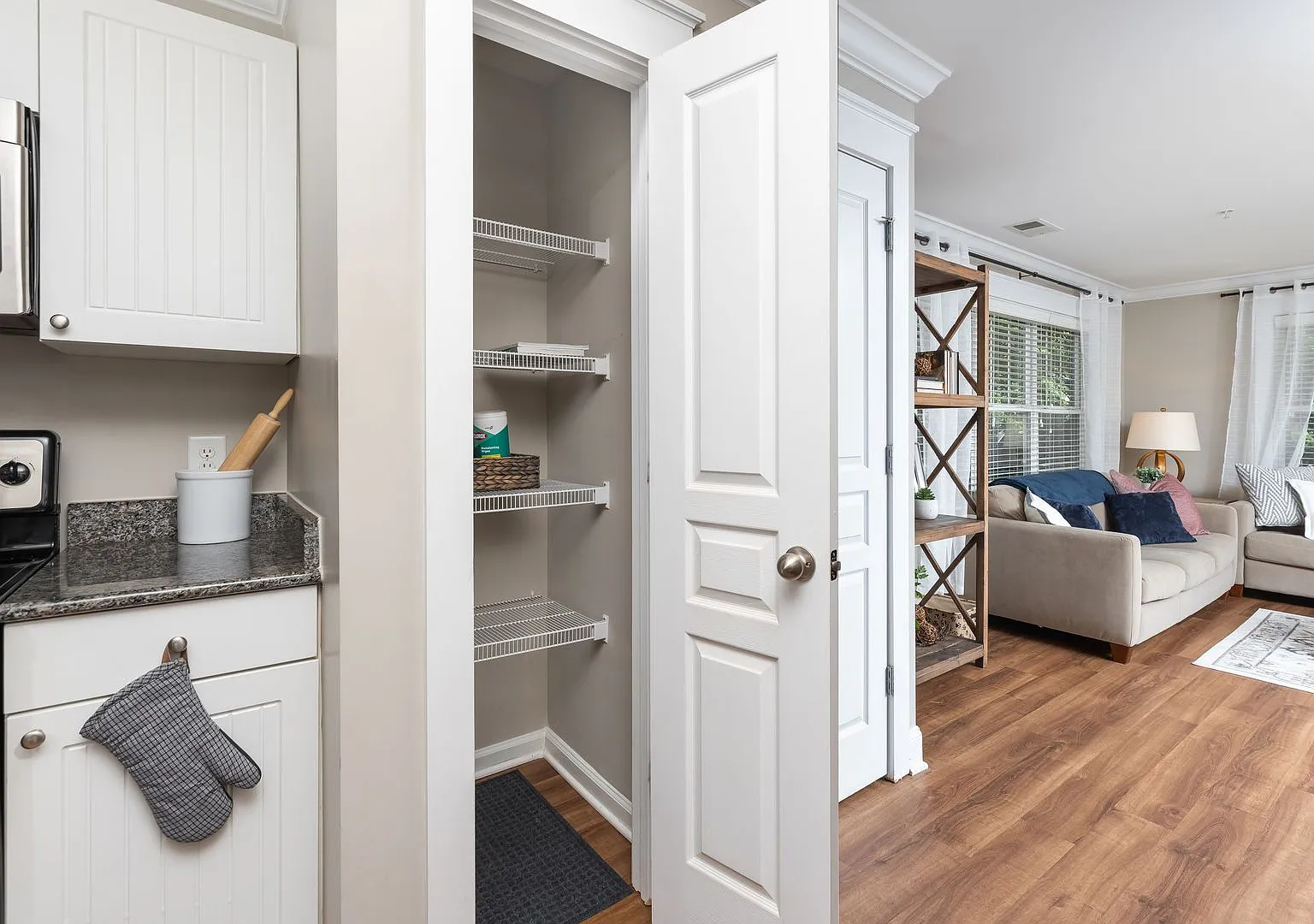 3 Bedroom Flat, End unit Apartment - Available at Woodlands with $500 deposit and 1 month free wi... — Photo 4