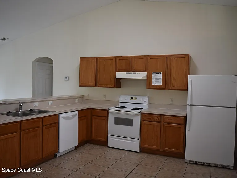 334 Bordeaux Ave NE — Photo 8