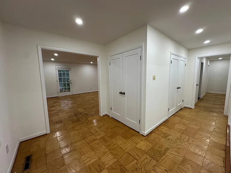 Melrose Apartments — Photo 54