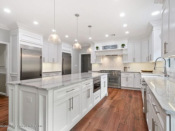 4th image of 10 Windy Hill Ln