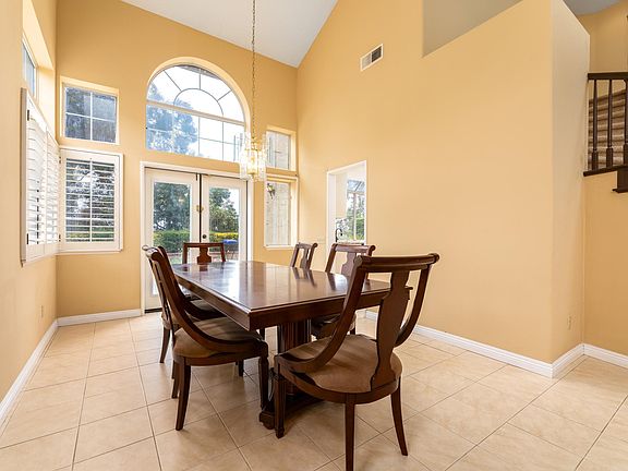 4th image of 2383 Valley View Dr