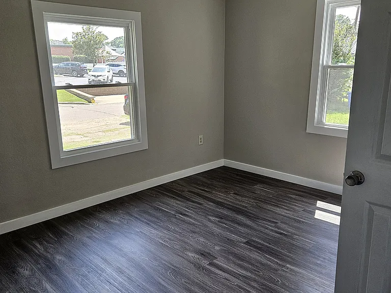 612 W Strawn Ave — Photo 10
