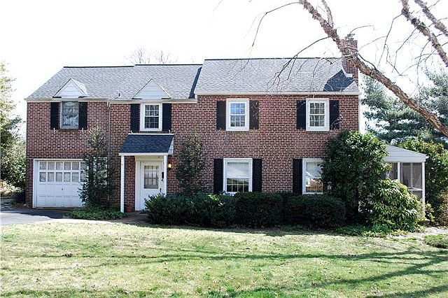 4BR, 2.5BA brick colonial w/ river views!