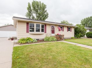 2253 Fallcreek Ct, Grand Forks, ND 58201