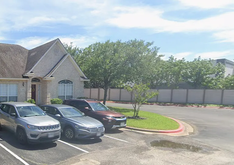 215 Navarro Dr — Photo 1