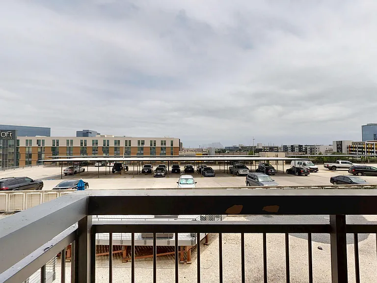 Residences at the Domain — Photo 107