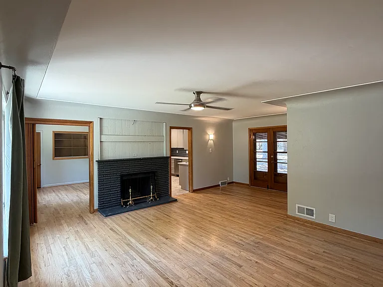 1025 Estes St — Photo 5