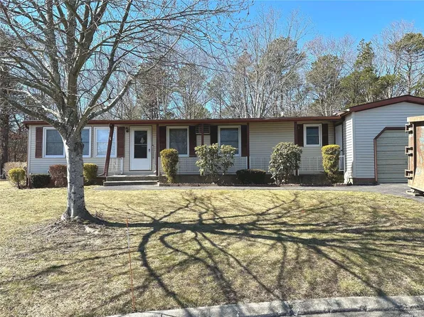 55 Village Circle #1, Manorville, NY 11949