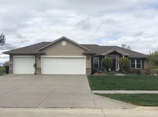 1030 Primrose Ln, Hickman, NE 68372