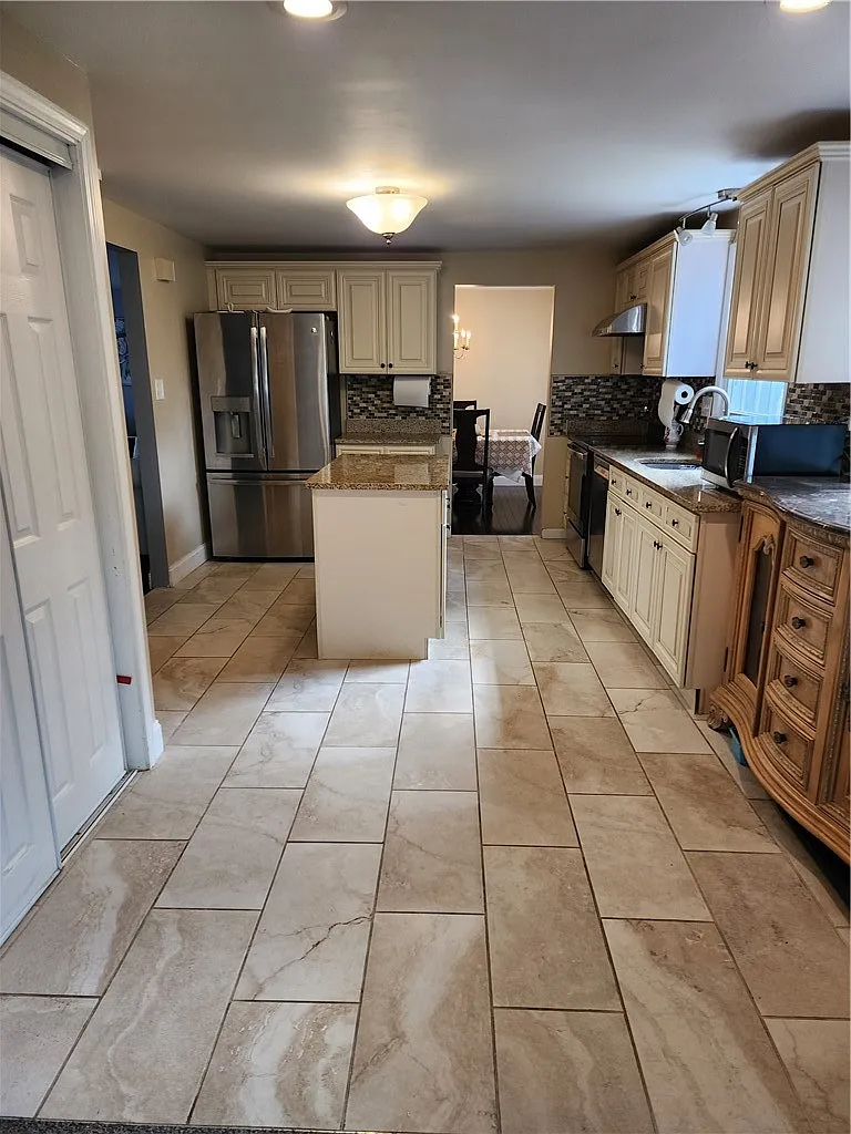 4 bed, 4.0 bath, $3,300 — Photo 3