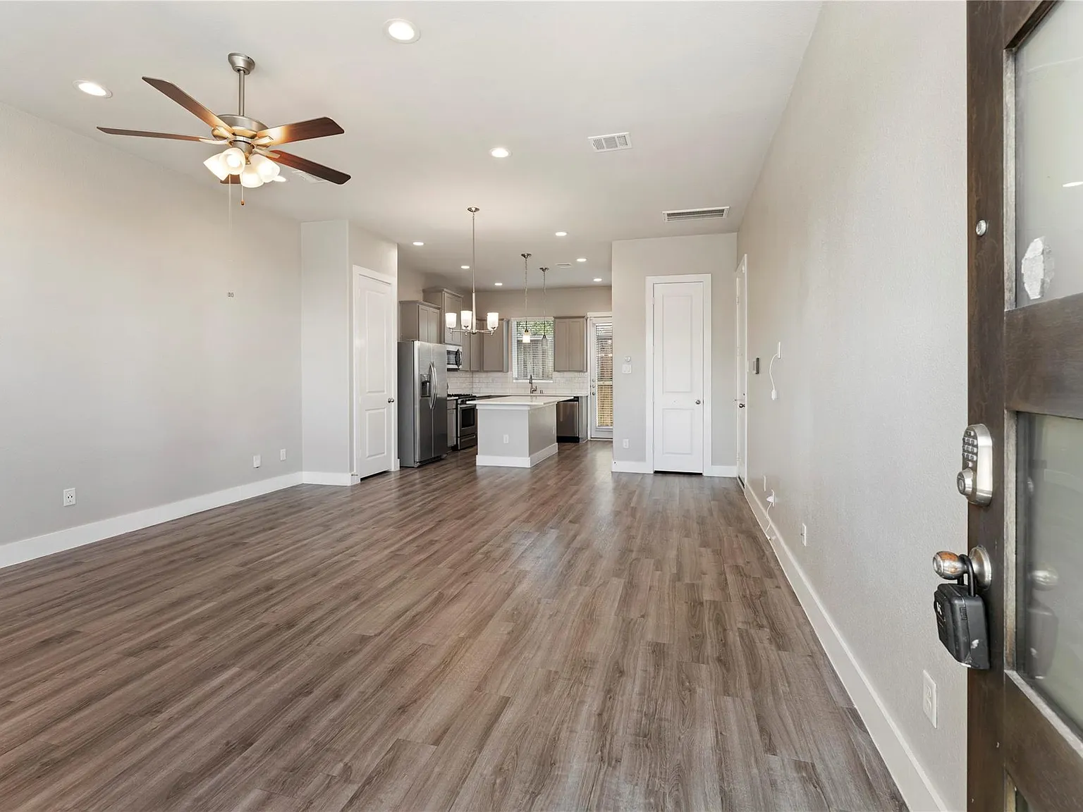 3 bed, 2.5 bath, 1574 sqft, $2,399 — Photo 3