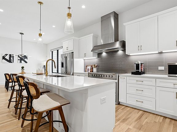 4th image of 2633 Reagan St #105